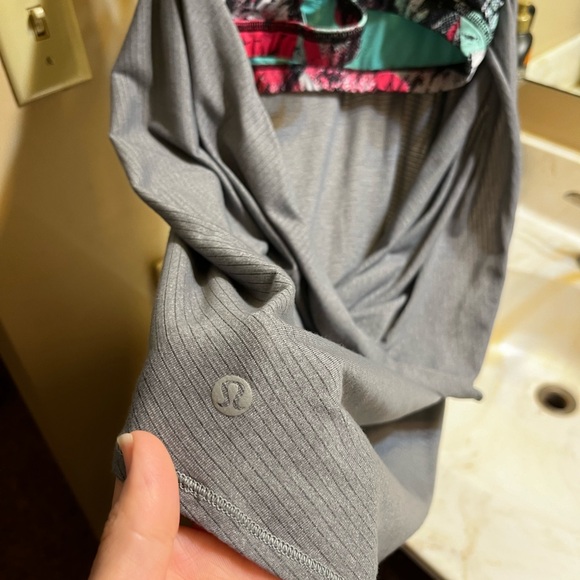 Lululemon top size 6 - Picture 2 of 3